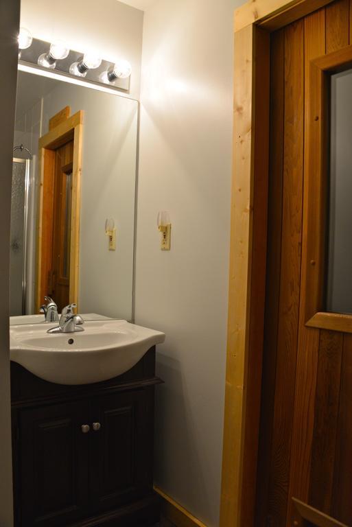 Kicking Horse Canyon Guest House Golden Room photo